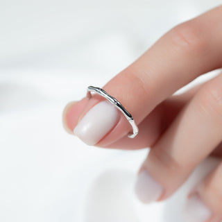 Classic plain wedding band with polished finish – timeless unisex design
