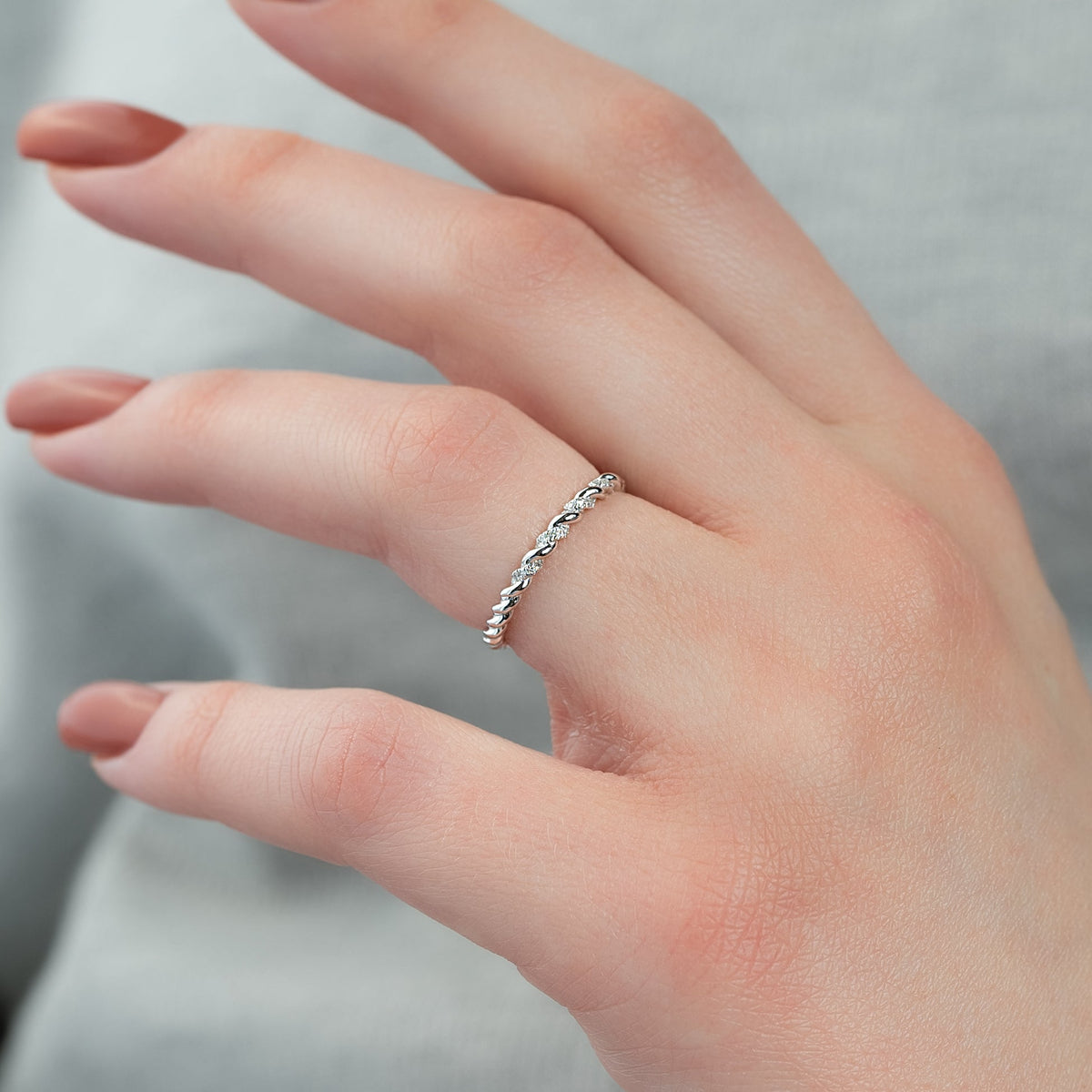 Twisted wedding band with round diamonds – elegant and unique braided design