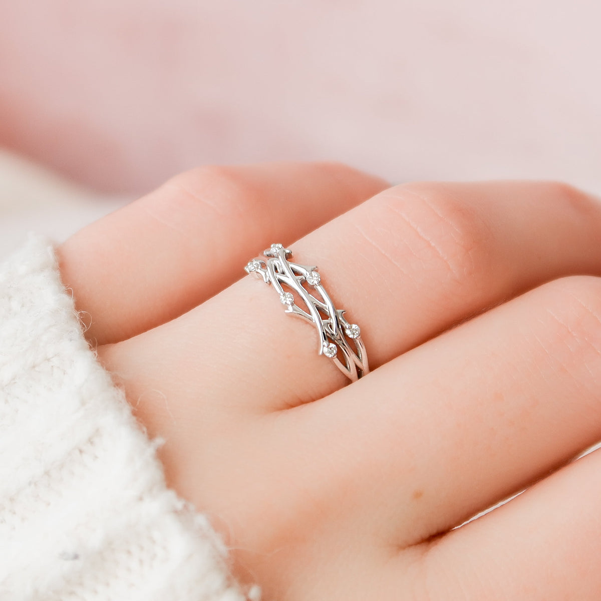 Twig wedding band with round diamonds – nature-inspired and elegant design