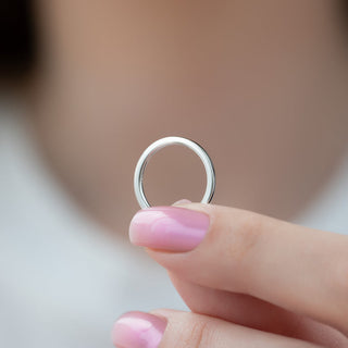 Plain wedding band in polished 14K gold – minimalist and timeless design