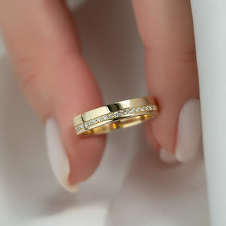 Pavé wedding band with round diamonds – classic sparkle in a refined setting