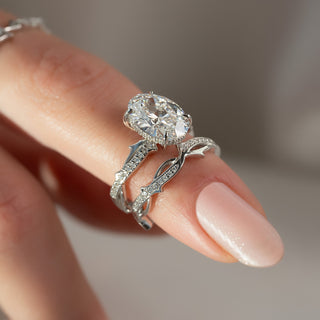 Twig-style wedding band with round diamonds – nature-inspired and delicate design