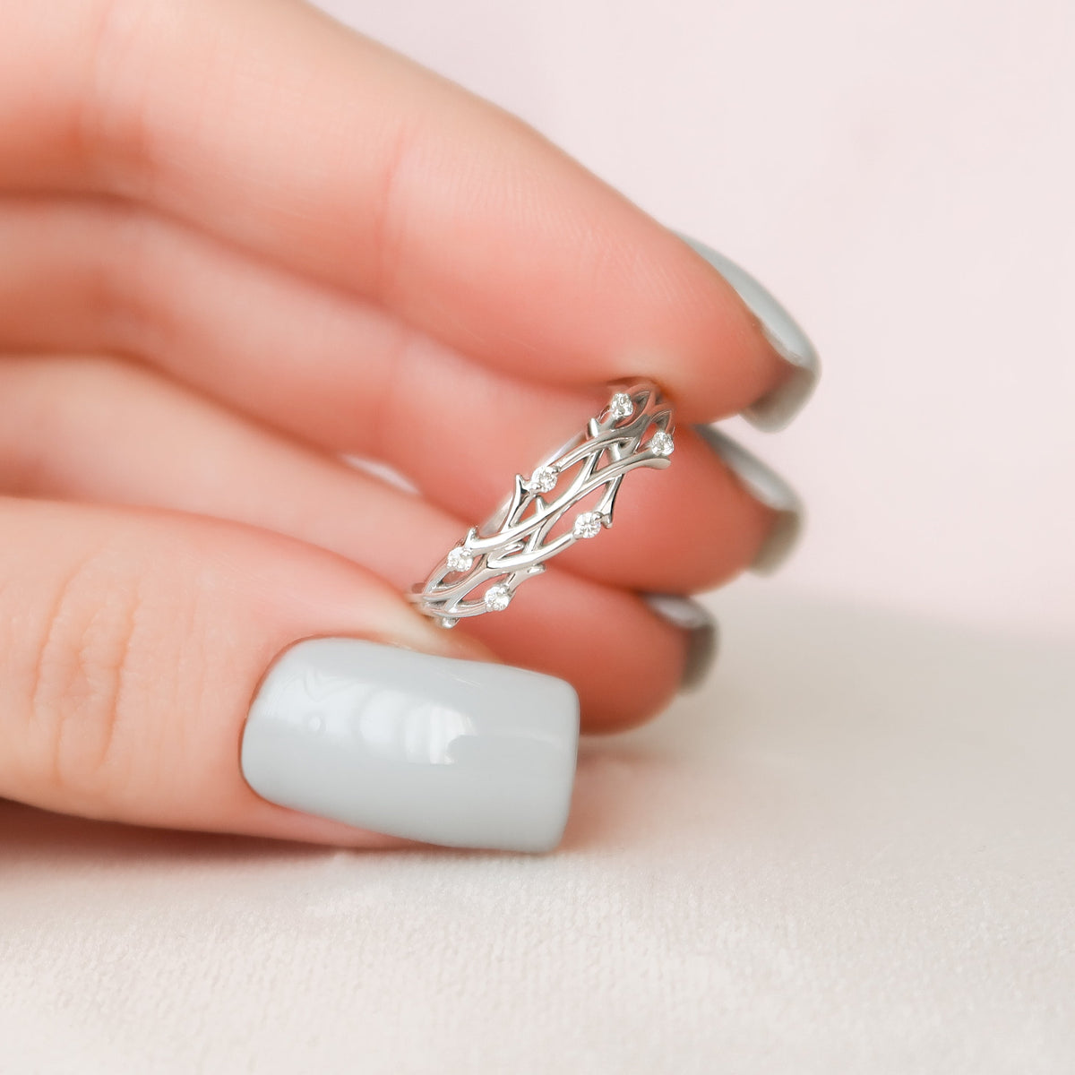 Twig wedding band with round diamonds – nature-inspired and elegant design