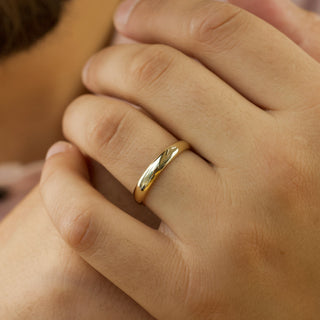 Plain classic wedding band for men – sleek and timeless masculine design