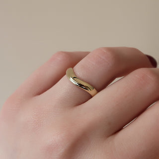 Curved plain wedding band with smooth polished finish – minimalist and elegant design