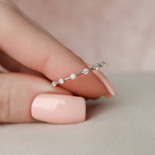 Dainty wedding band with round diamonds – subtle sparkle in a slim design