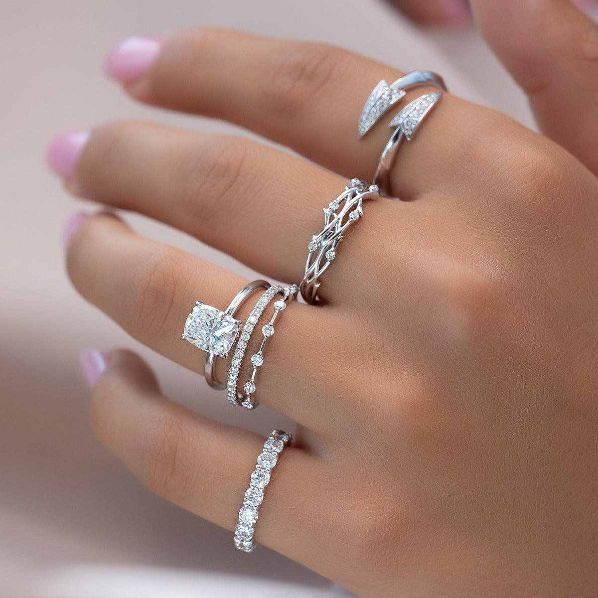 Twig wedding band with round diamonds – nature-inspired and elegant design
