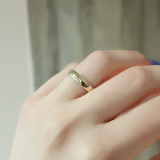 Plain wedding band with smooth polished finish – timeless and classic style