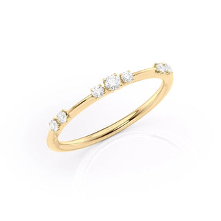 Dainty wedding band with round diamonds – elegant and minimal design