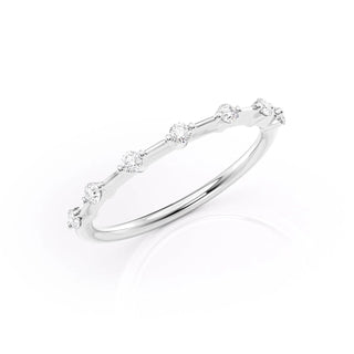 Dainty wedding band with round diamonds – subtle sparkle in a slim design