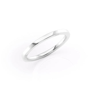 Plain wedding band in polished 14K gold – minimalist and timeless design