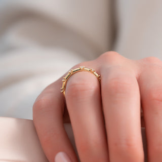 Dainty wedding band with round diamonds – elegant and delicate sparkle