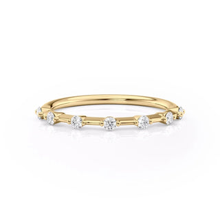 Dainty wedding band with round diamonds – subtle sparkle in a slim design