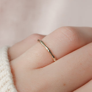Classic plain wedding band with polished finish – timeless unisex design