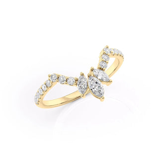 Curved wedding band with round and marquise diamonds – elegant and distinctive design