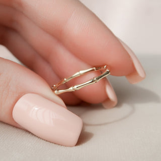 Classic plain wedding band with polished finish – timeless unisex design