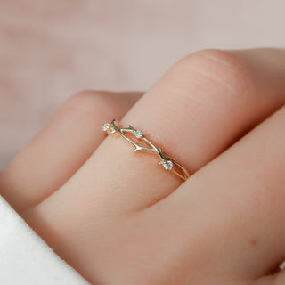 Round diamond twig wedding band with nature-inspired design – delicate and unique