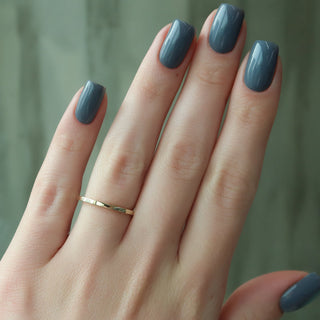 Plain wedding band in polished 14K gold – minimalist and timeless design