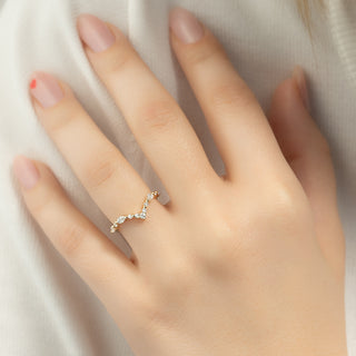 Curved wedding band with round and marquise diamonds – graceful and unique design