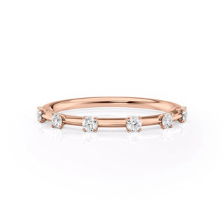Dainty wedding band with round diamonds – elegant and delicate sparkle