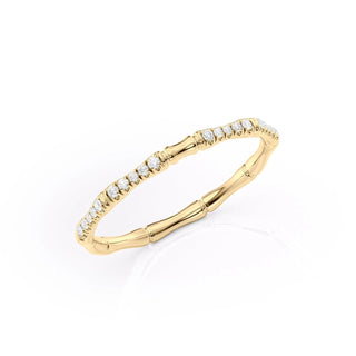 Round diamond pavé wedding band with sparkling micro-set stones – classic and elegant