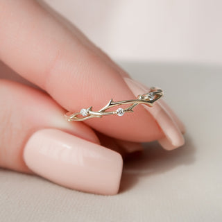 Round diamond twig wedding band with nature-inspired design – delicate and unique