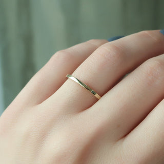 Plain wedding band in polished 14K gold – minimalist and timeless design