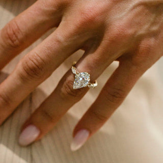 1.0-3.0 CT Pear Shaped Lab Grown Diamond Unique Engagement Ring