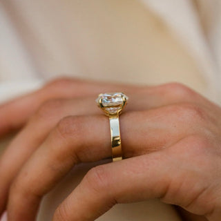 4.0-6.0 CT Round Shaped Lab Grown Diamond Solitaire Engagement Ring