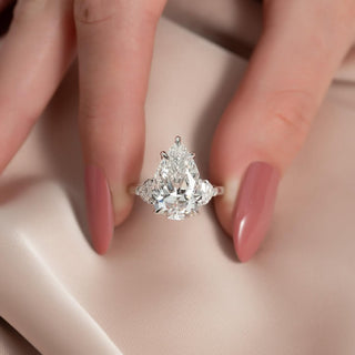 3.5-5.5 CT Pear CVD Diamond Three Stone Setting Engagement Ring