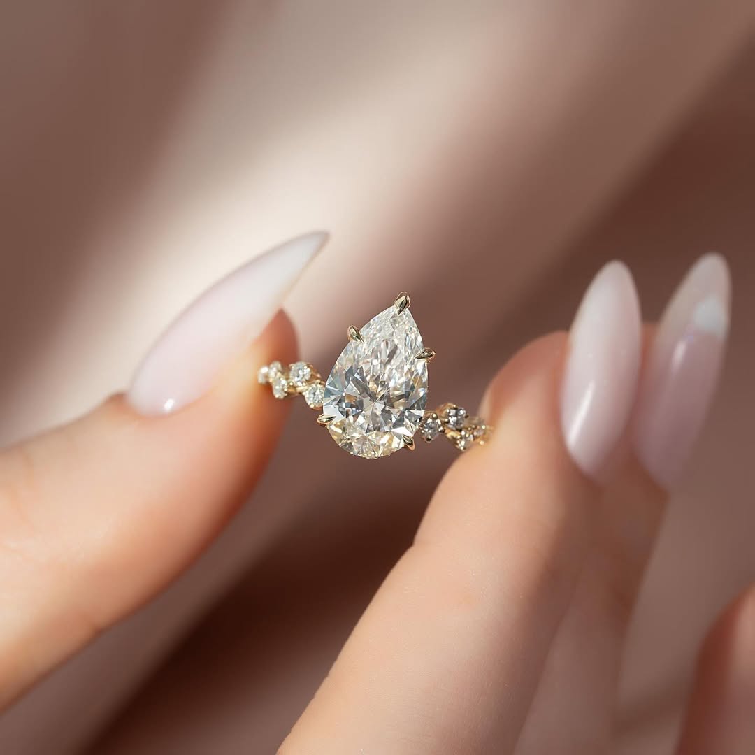 1.0-3.0 CT Pear Lab Grown Diamond Cluster Engagement Ring