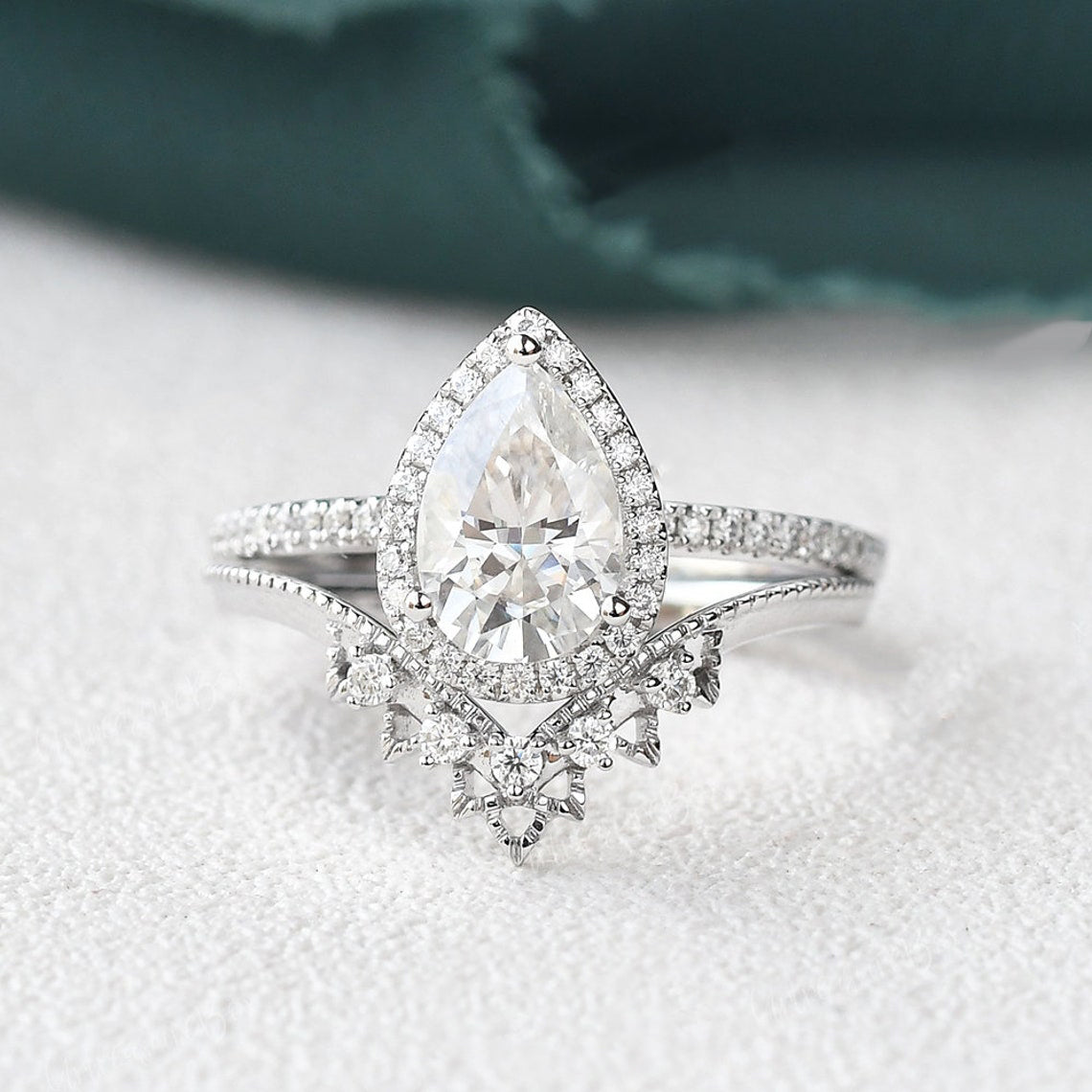 2.0 CT Pear Cut Halo Moissanite Bridal Ring Set - violetjewels