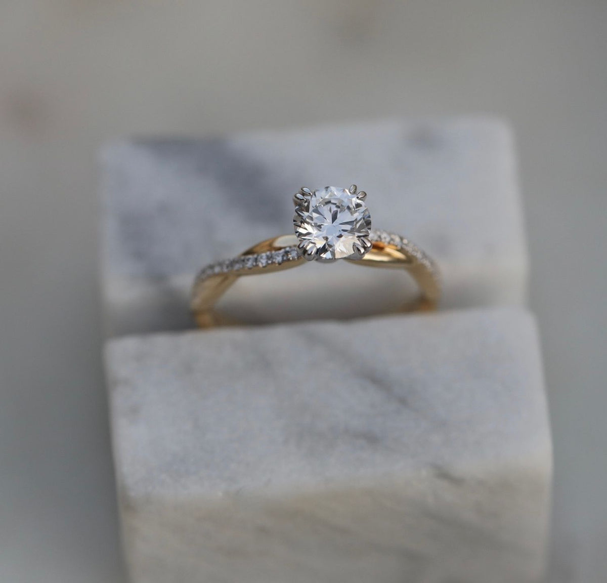 Elegant Round Twisted CVD Diamond Engagement Ring – Sparkling, Romantic, and Ethical