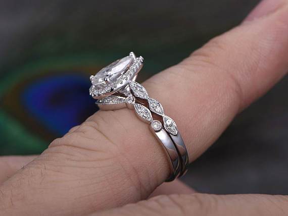 1.0 CT Pear Cut Halo Moissanite Bridal Ring Set - violetjewels