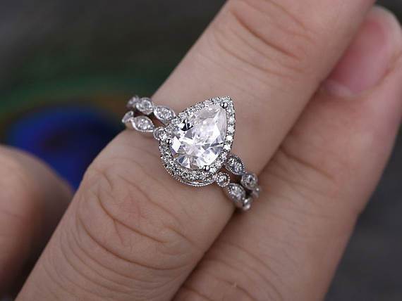 1.0 CT Pear Cut Halo Moissanite Bridal Ring Set - violetjewels