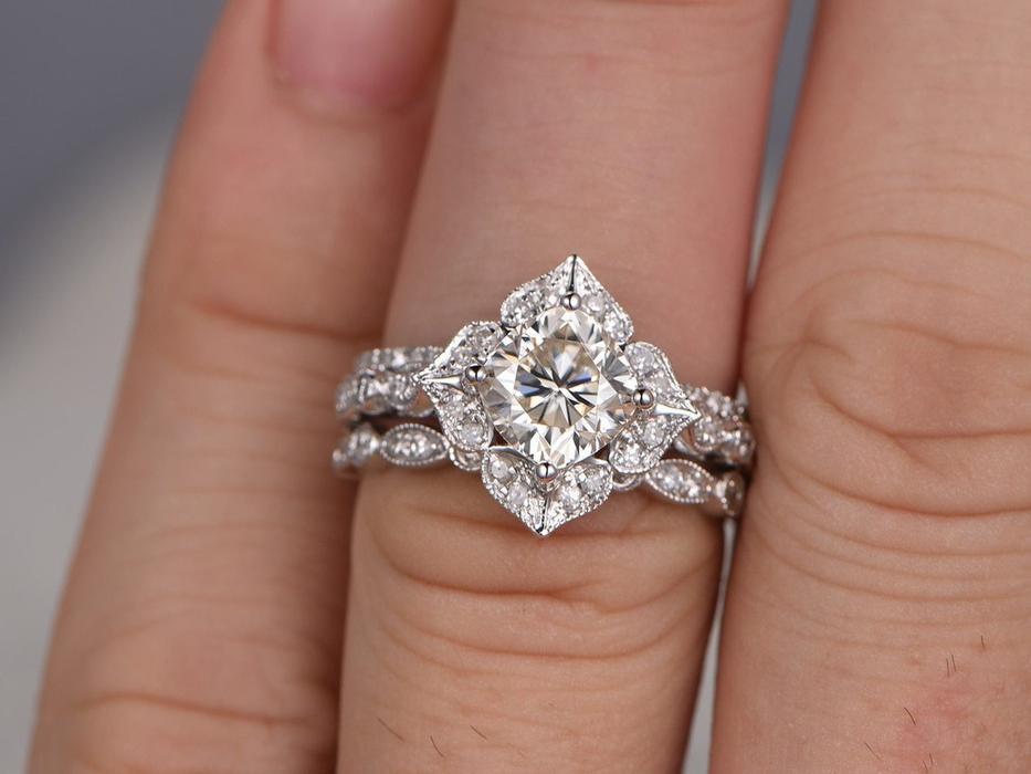 1.0 CT Cushion Floral Style Moissanite Bridal Ring Set - violetjewels