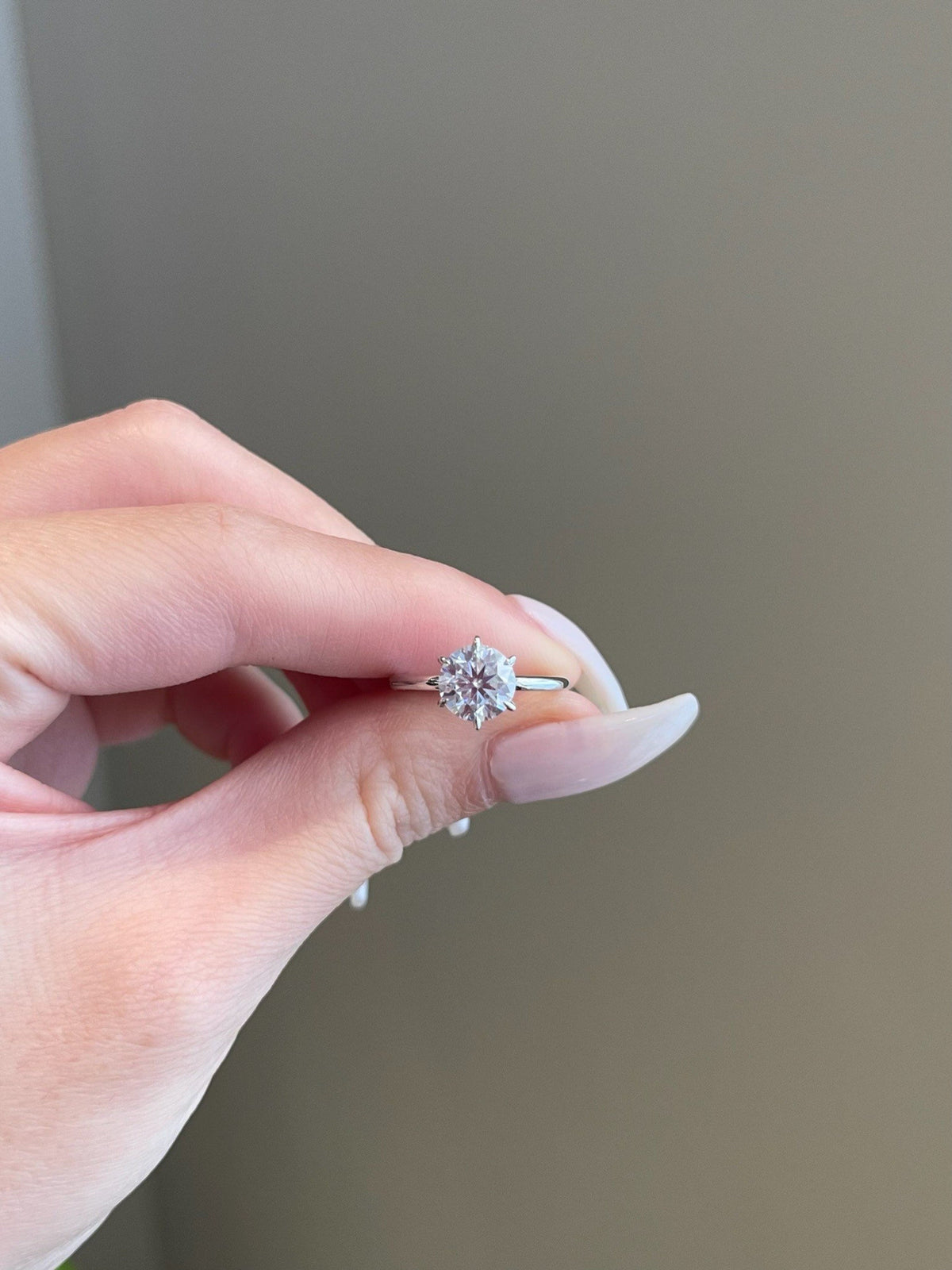 Jennifer- 1.0 CT Round Solitaire Moissanite Ring - violetjewels