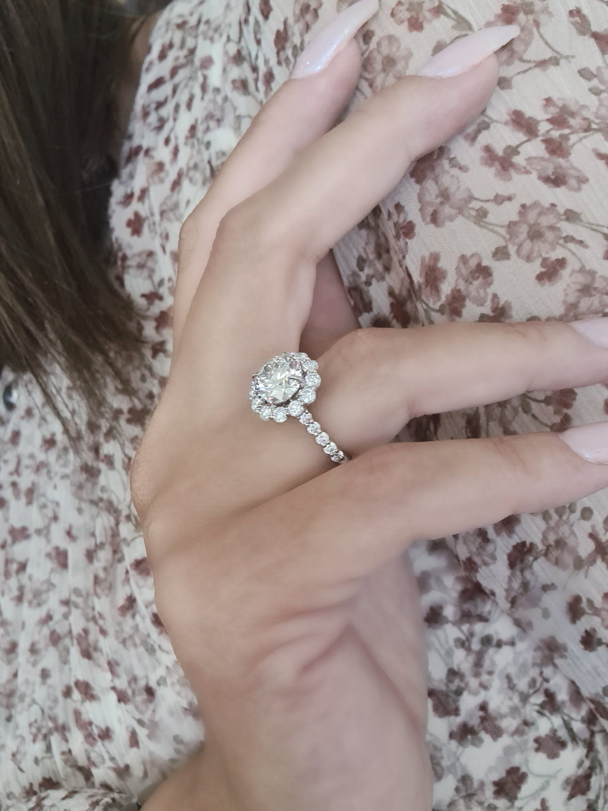 Round Cut Halo Lab Grown Diamond Engagement Ring – Brilliant, Sustainable, and Elegant Design