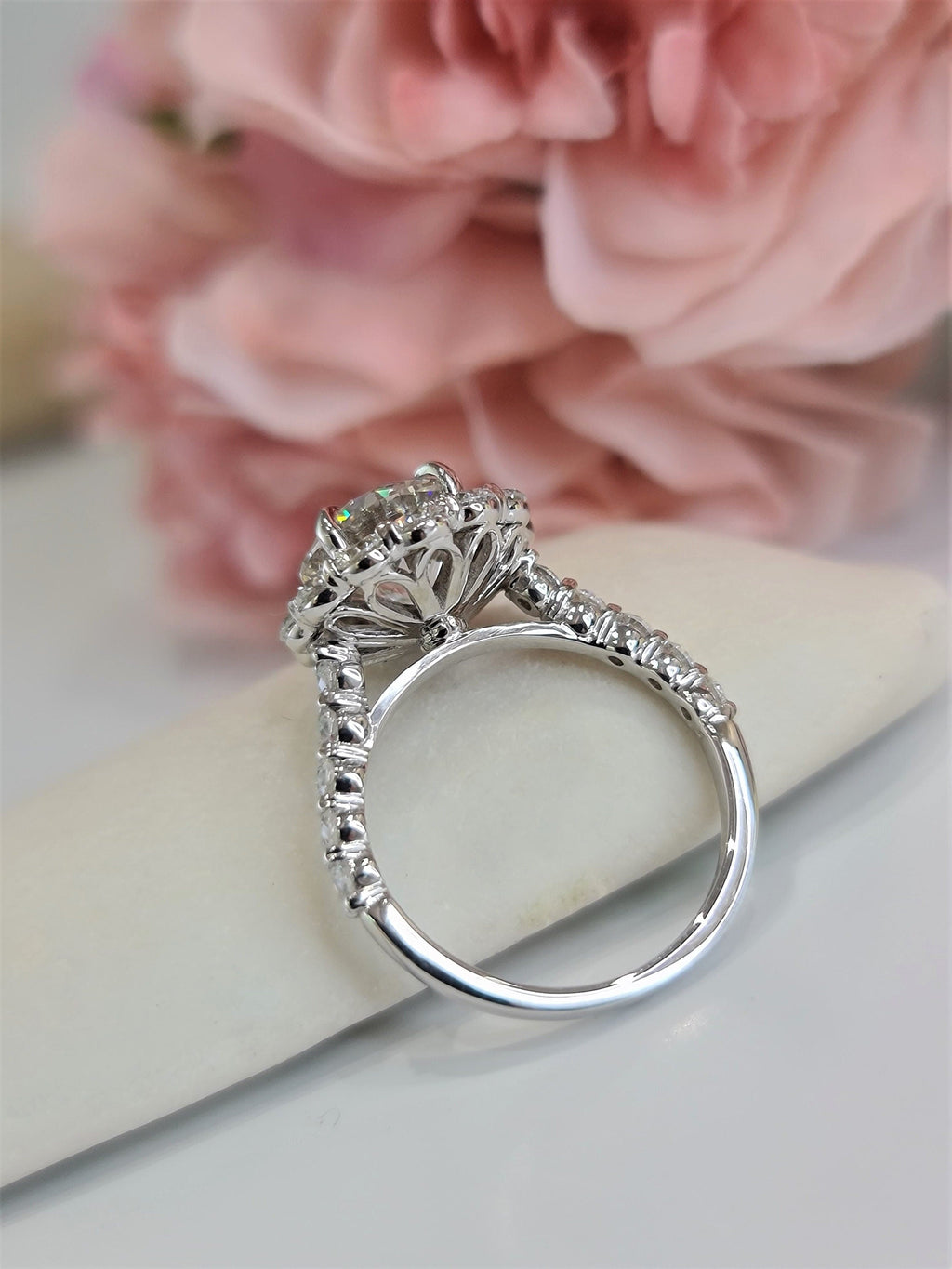 Round Cut Halo Lab Grown Diamond Engagement Ring – Brilliant, Sustainable, and Elegant Design