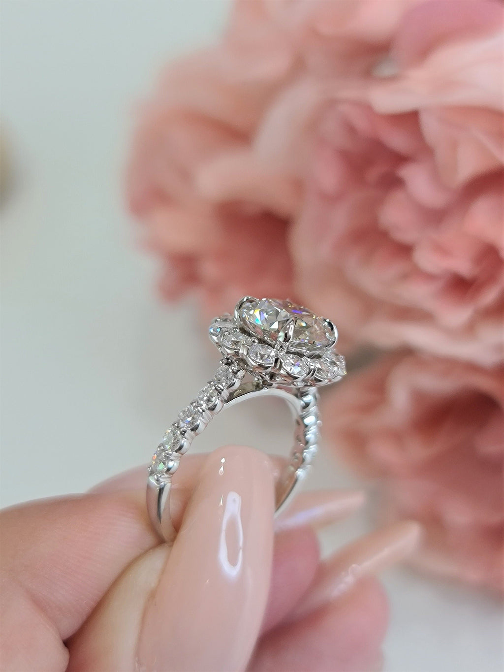Round Cut Halo Lab Grown Diamond Engagement Ring – Brilliant, Sustainable, and Elegant Design