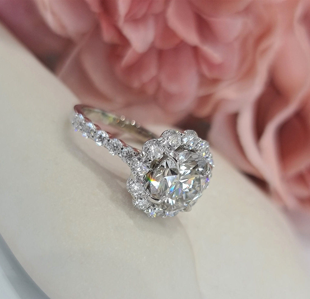 Round Cut Halo Lab Grown Diamond Engagement Ring – Brilliant, Sustainable, and Elegant Design