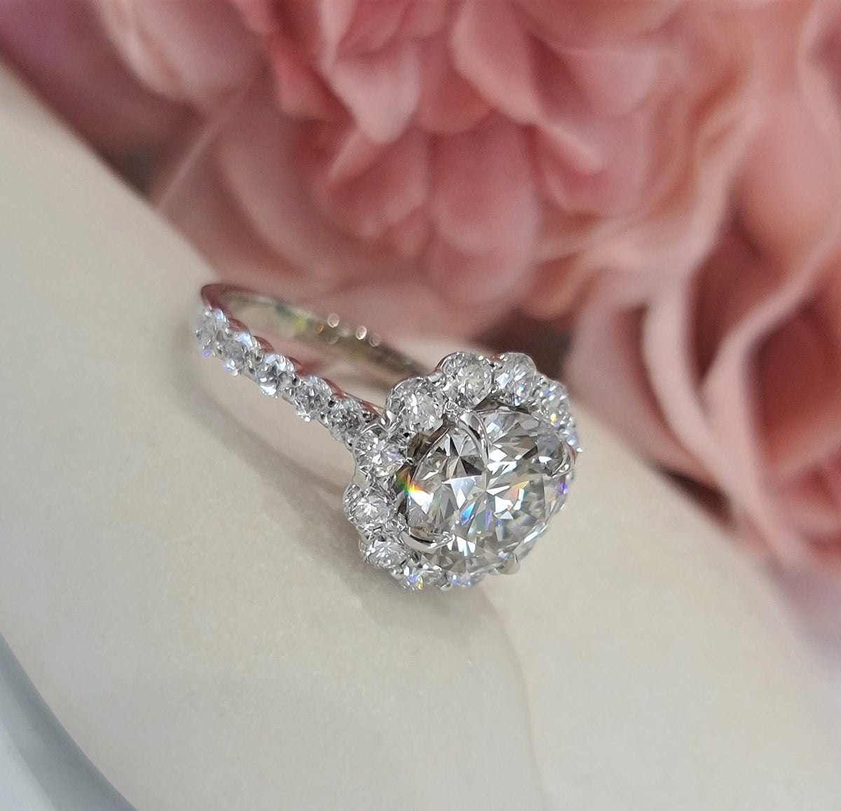 Round Cut Halo Lab Grown Diamond Engagement Ring – Brilliant, Sustainable, and Elegant Design