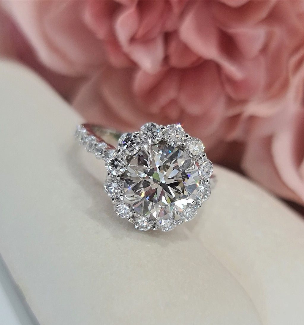 Round Cut Halo Lab Grown Diamond Engagement Ring – Brilliant, Sustainable, and Elegant Design