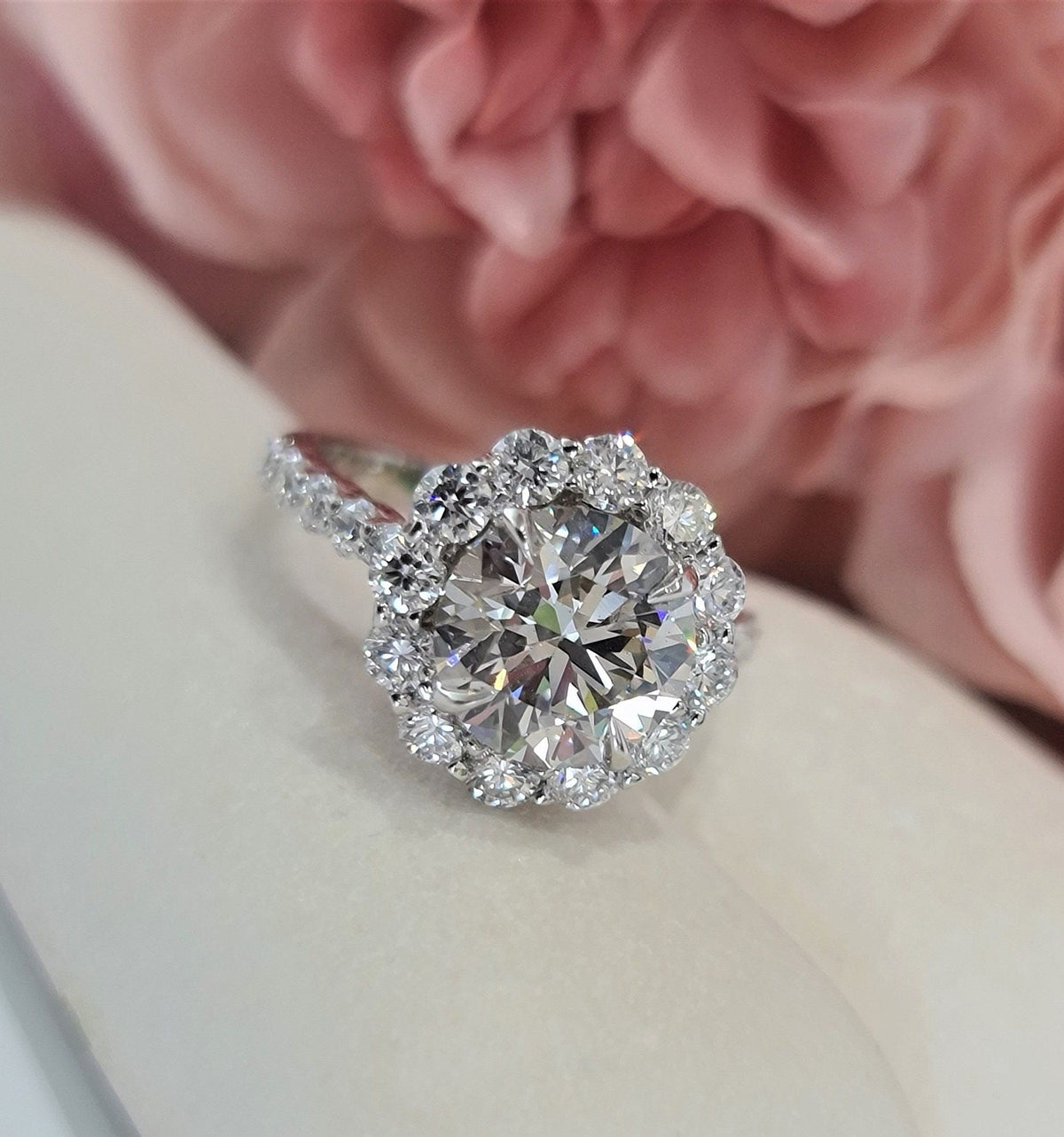 Round Cut Halo Lab Grown Diamond Engagement Ring – Brilliant, Sustainable, and Elegant Design
