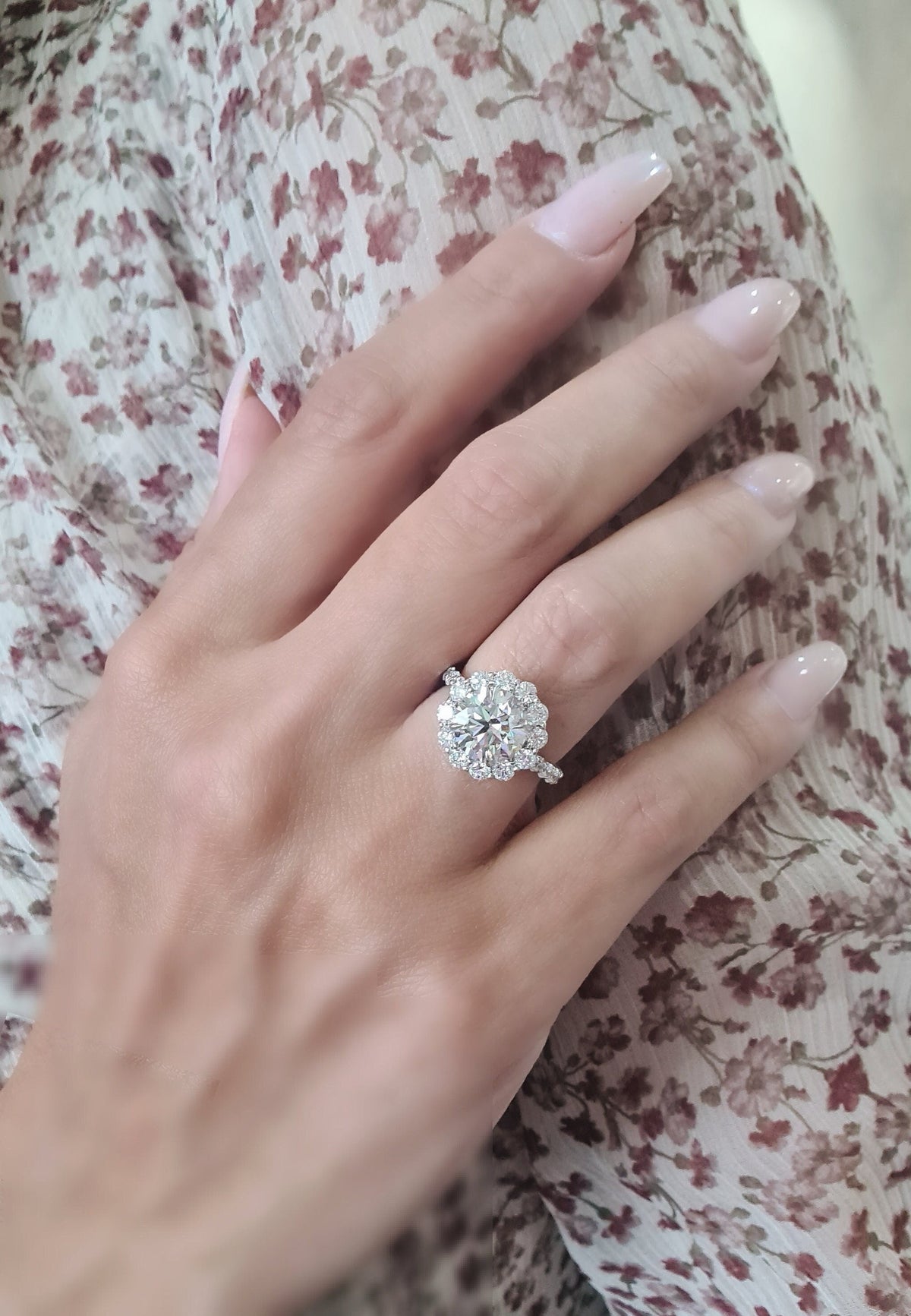 Round Cut Halo Lab Grown Diamond Engagement Ring – Brilliant, Sustainable, and Elegant Design