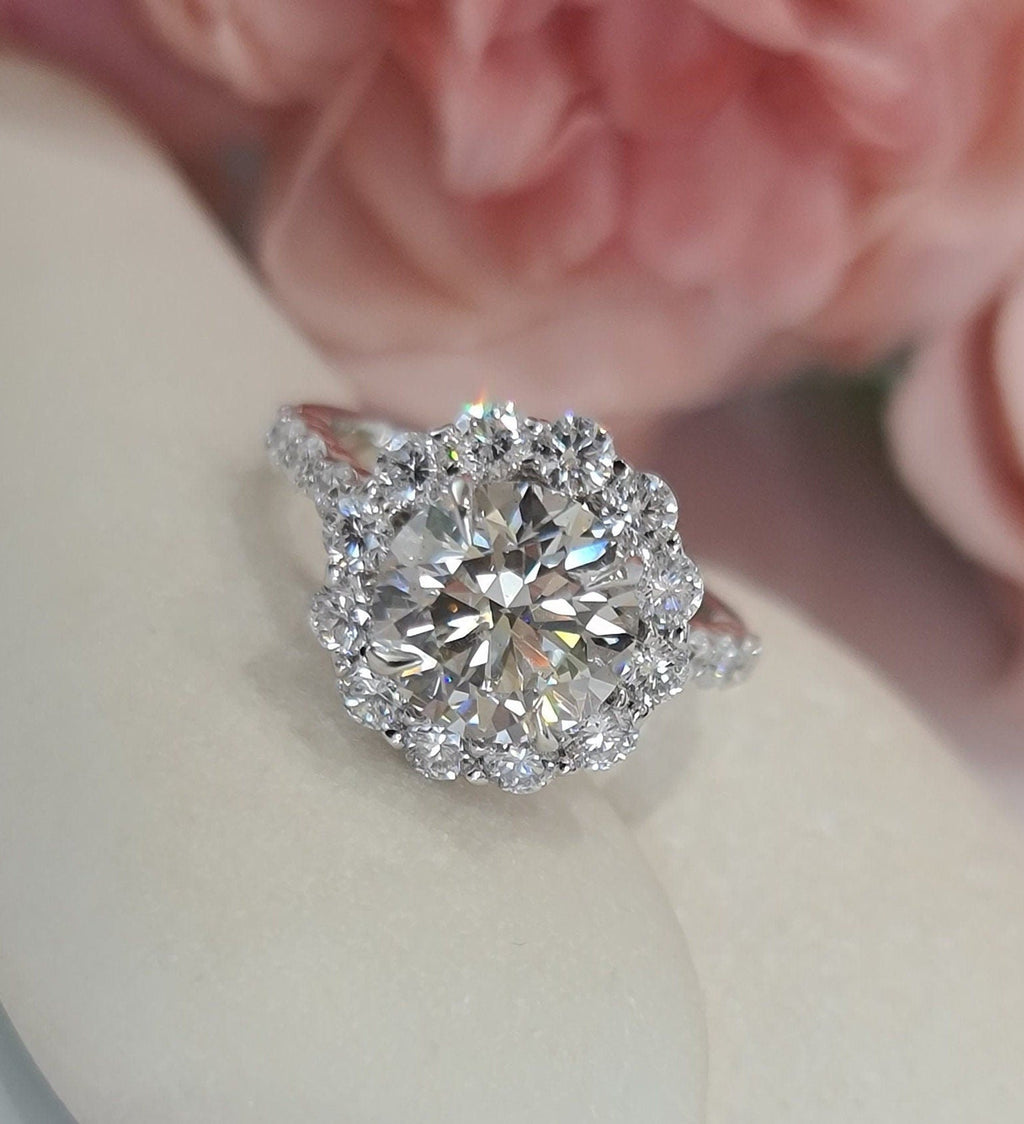 Round Cut Halo Lab Grown Diamond Engagement Ring – Brilliant, Sustainable, and Elegant Design