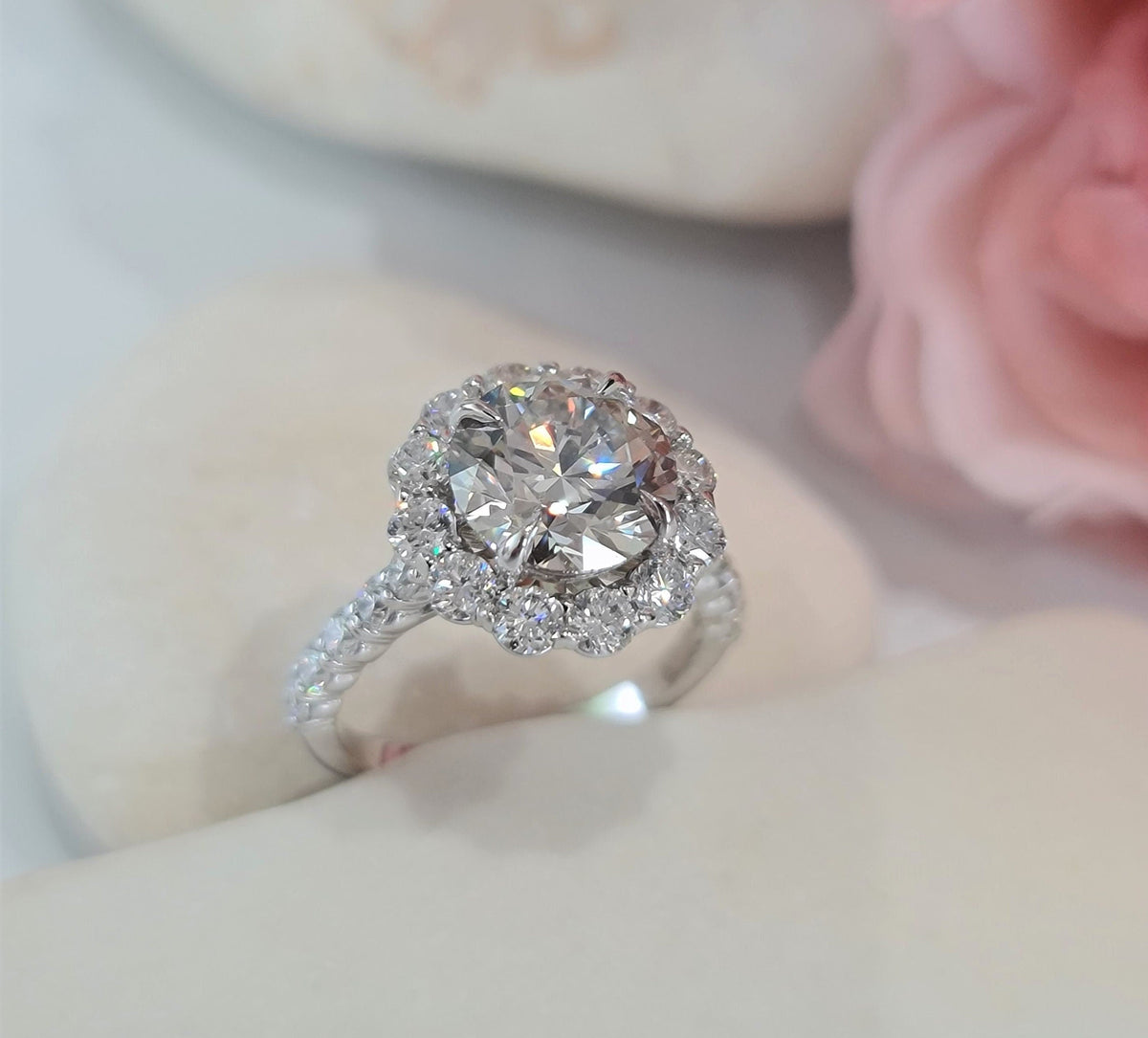 Round Cut Halo Lab Grown Diamond Engagement Ring – Brilliant, Sustainable, and Elegant Design