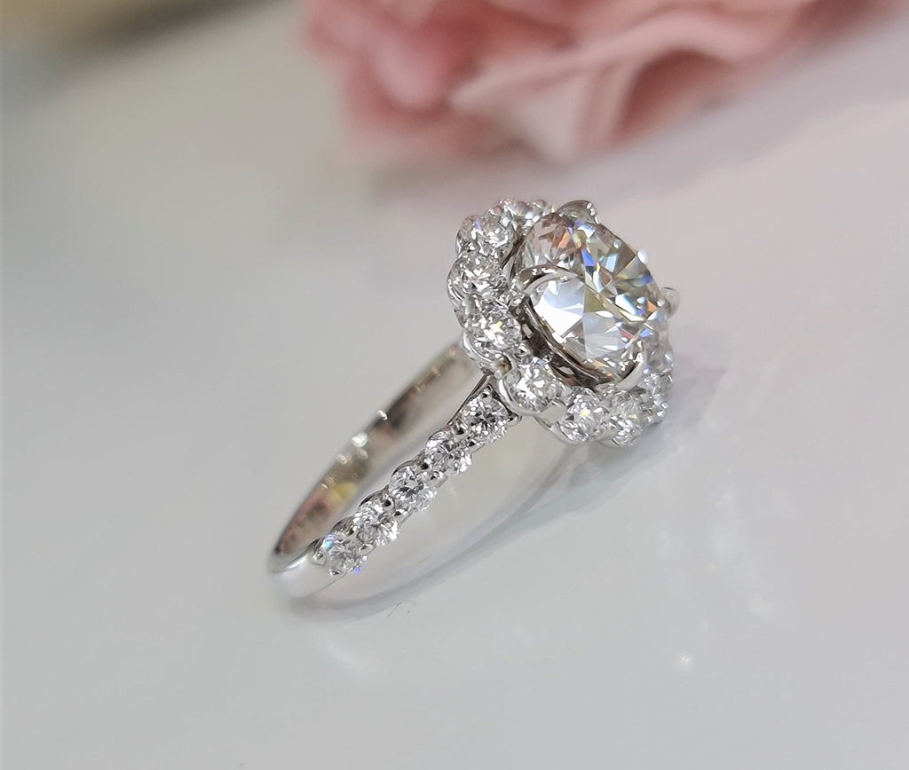 Round Cut Halo Lab Grown Diamond Engagement Ring – Brilliant, Sustainable, and Elegant Design