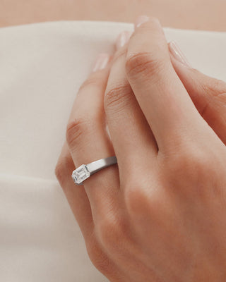 1.0 CT Emerald CVD Diamond Unique Style Engagement Ring