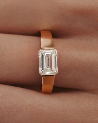 1.0 CT Emerald CVD Diamond Unique Style Engagement Ring